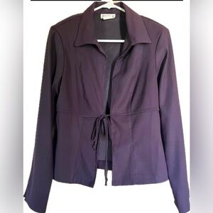 Wrapper. Vintage 2 piece skirt and blazer set. Excellent condition! Size Medium.